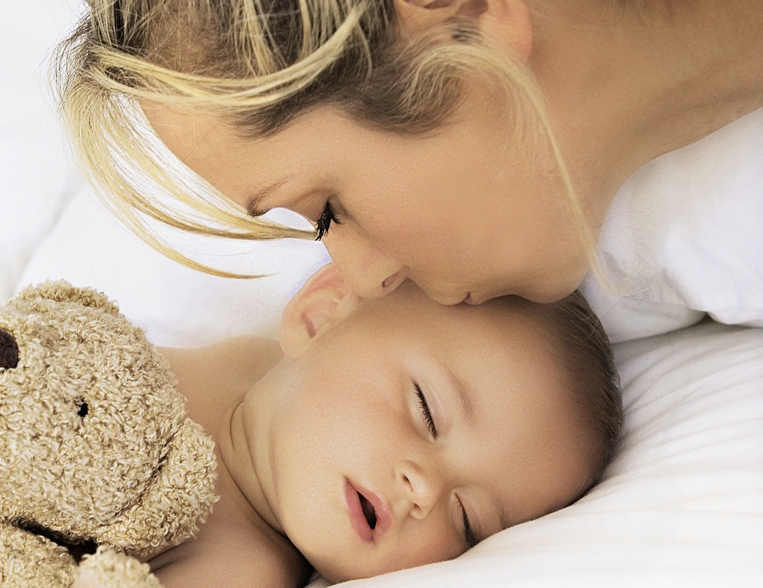Целую маму спящую. Малыш и мама. Спящие малыши. Мама с младенцем. Мама укладывает ребенка спать.
